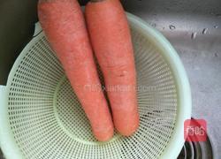 胡萝卜汁的做法图解1