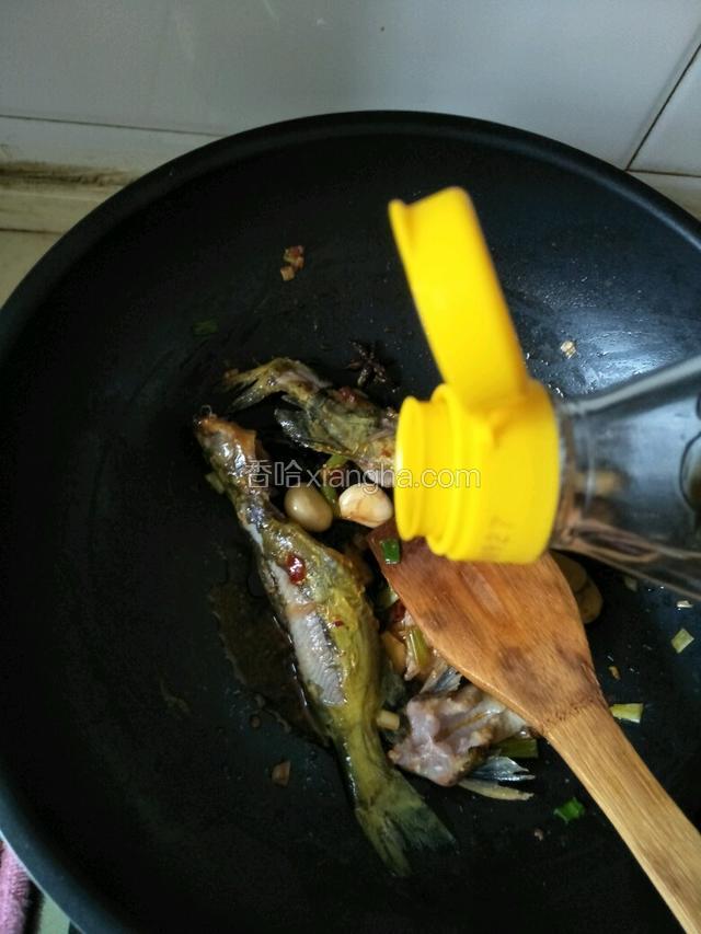 加适量料酒，生抽翻炒