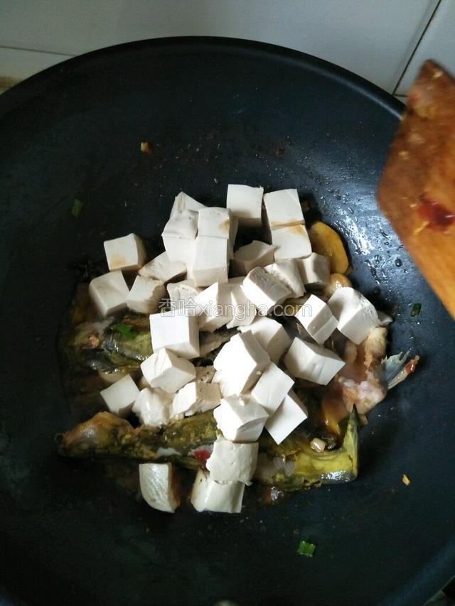 倒入豆腐块