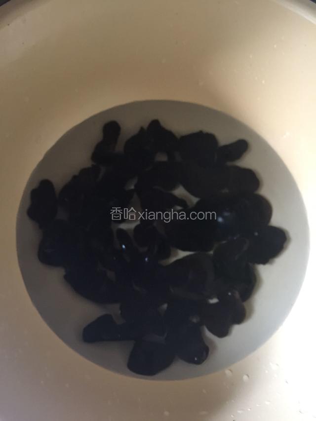 少许木耳泡水.泡出来会很多