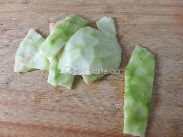 西瓜皮去除外面一层青皮.洗干净备用