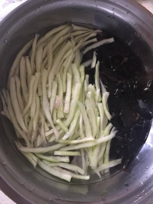 木耳泡好以后和西瓜皮一起用开水焖烫5分钟
