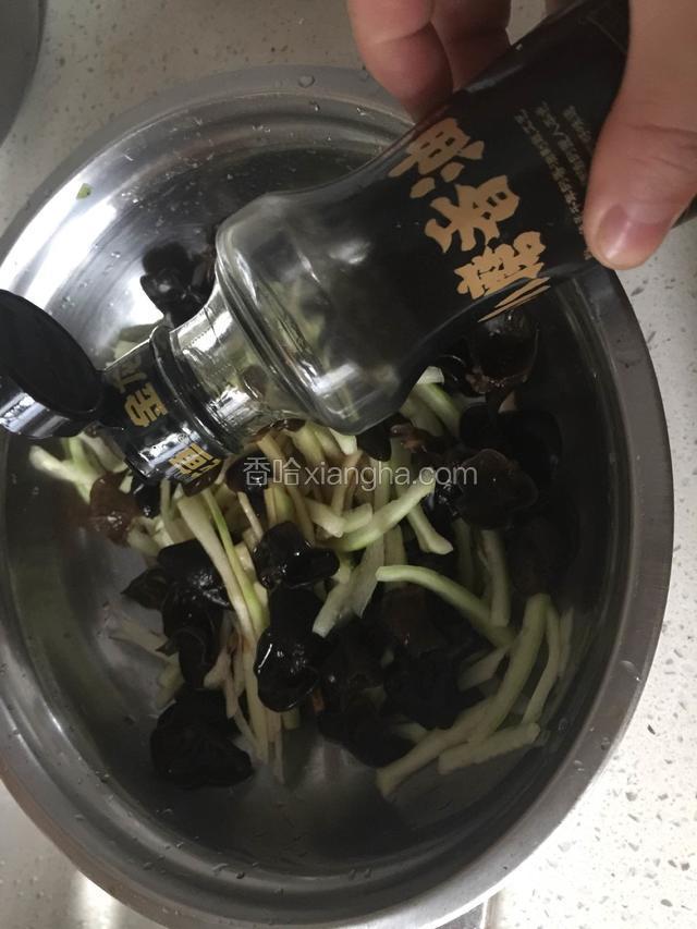 加麻油搅拌均匀.