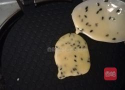 自制芝麻蛋卷的做法图解4