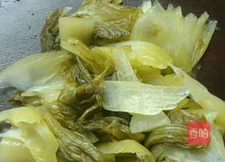 酸菜炒生肠的做法图解2