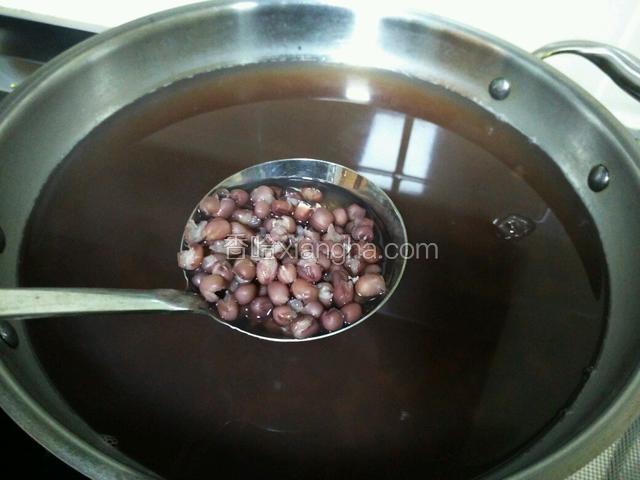需要煮红豆的红豆水，红豆水中含有冰糖，已有一些甜度。