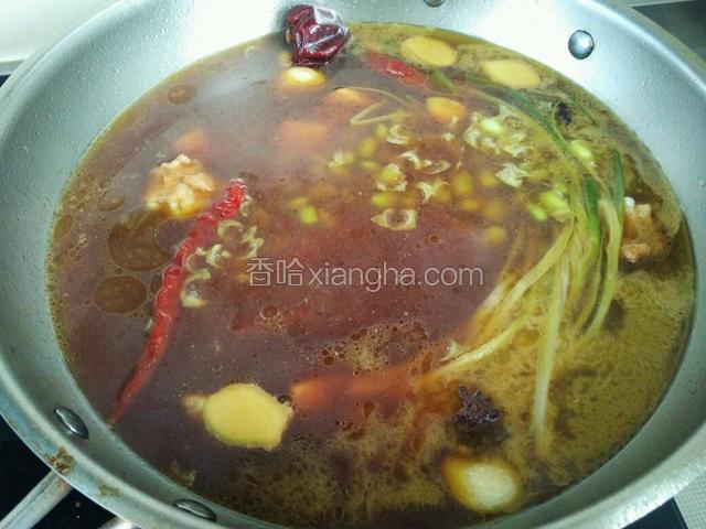 大约煮20来分钟，倒入毛豆米。大火烧开后继续用小火炖煮。