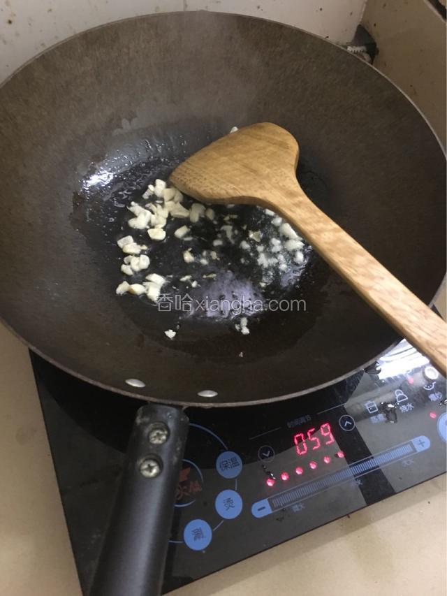 热锅烧油，加入蒜末爆香
