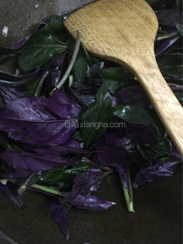小心翻炒，以免溢出，几许后加入精盐