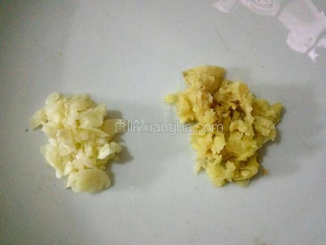 姜去皮清洗干净剁碎、蒜去衣清洗干净剁碎