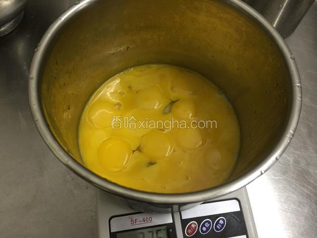 蛋黄蛋清分离.蛋清盆里不能有水和油和蛋黄.（蛋黄里含有油脂）
