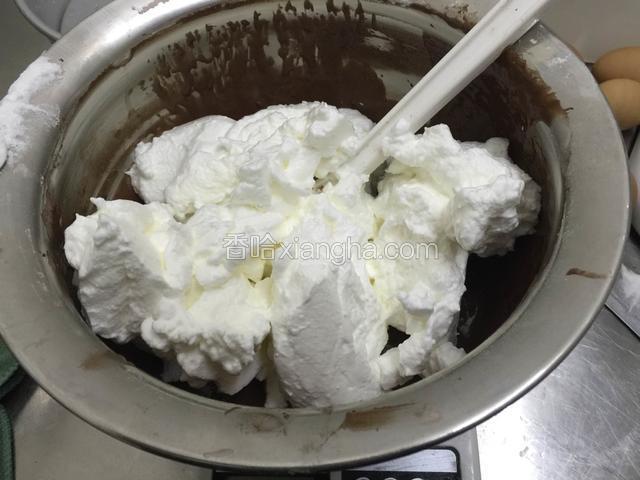 分次加入蛋清搅拌从底部向上翻拌.顺时动作要快.时间久了会消泡