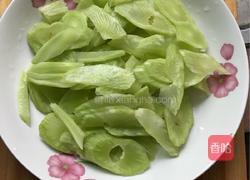 莴笋炒肉的做法图解1