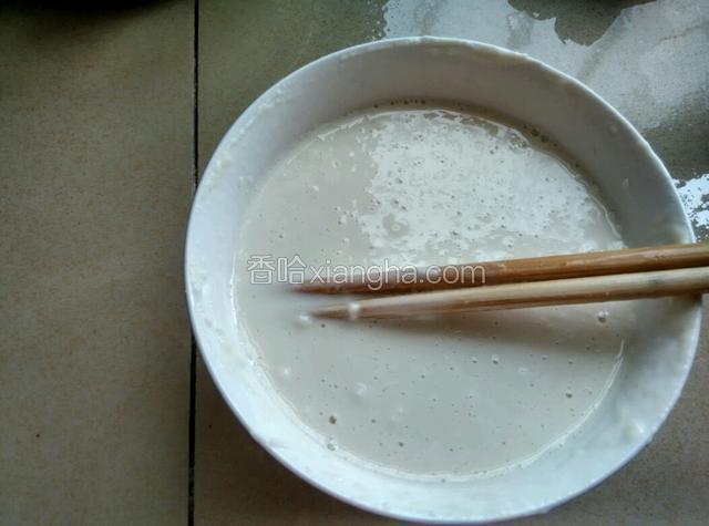 准备一碗水加入面粉调成糊要稍微粘稠一点