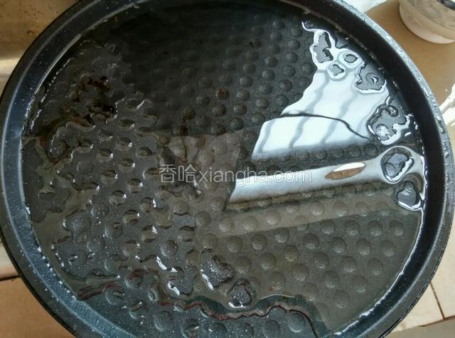 电饼档倒入适量油，预热一下