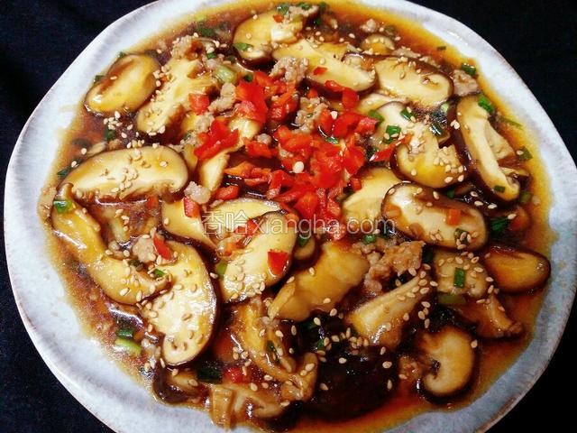 撒上芝麻和甜椒碎