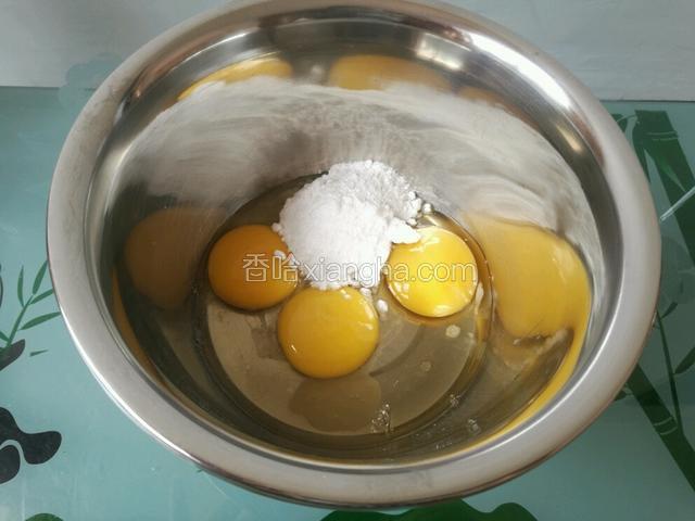 鸡蛋滴几滴柠檬汁加糖粉开始打蛋糊。