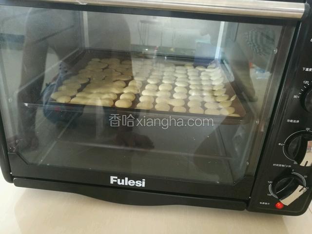 放入预热好的烤箱140度烤10分钟左右。