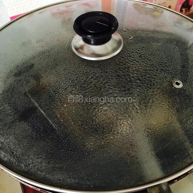 盖上锅盖小火煮，经常翻翻锅，以免糊锅，煮2个小时