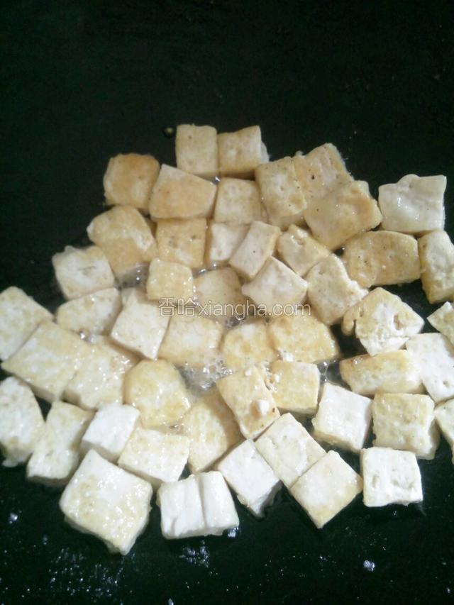 热锅下油，用小火煎豆腐。