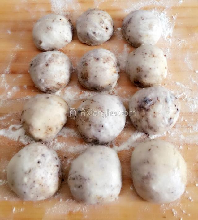 在面团上用毛刷刷一下水