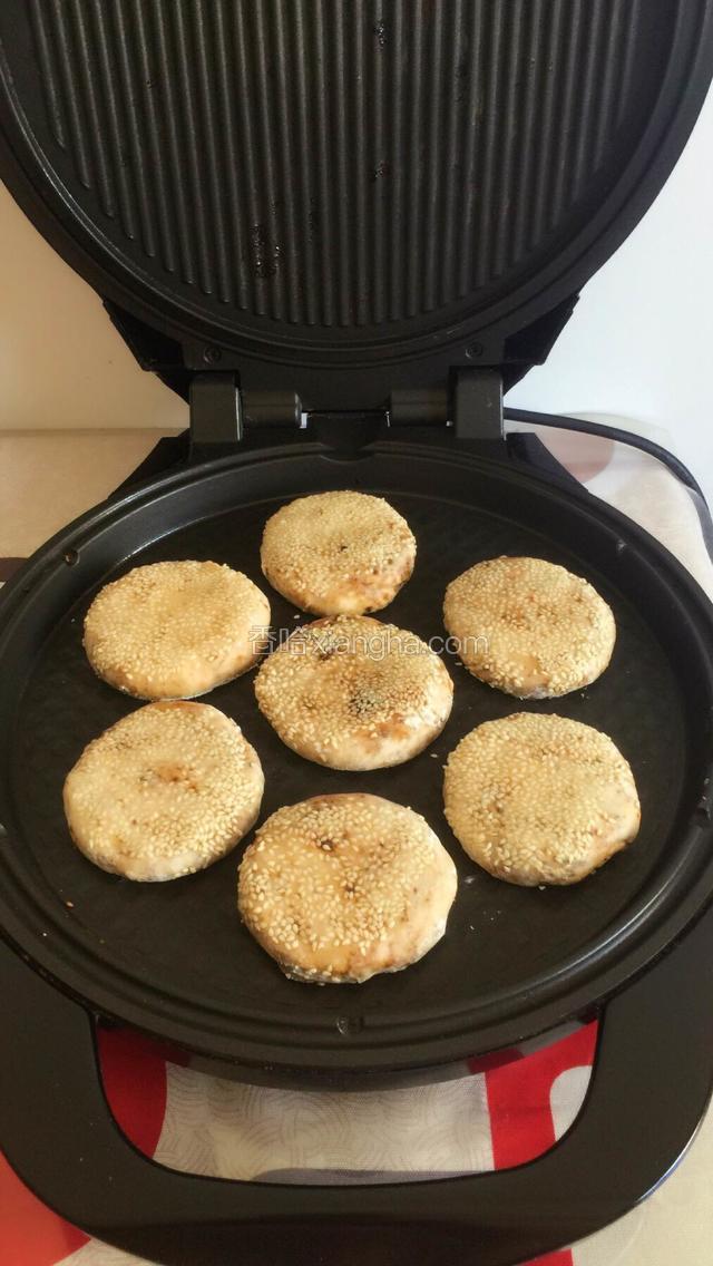 把电饼铛预热放上烧饼胚子