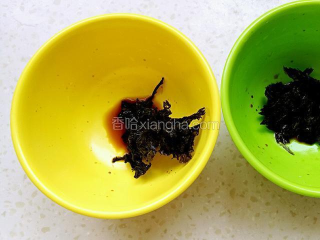 碗中加少许生抽，醋，紫菜，可以根据自己口味，放喜欢的调料