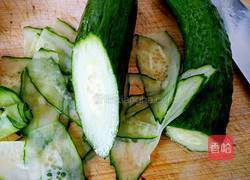 浇汁黄瓜片的做法图解1
