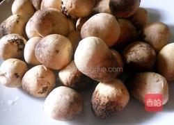 草菇炒肉的做法图解1