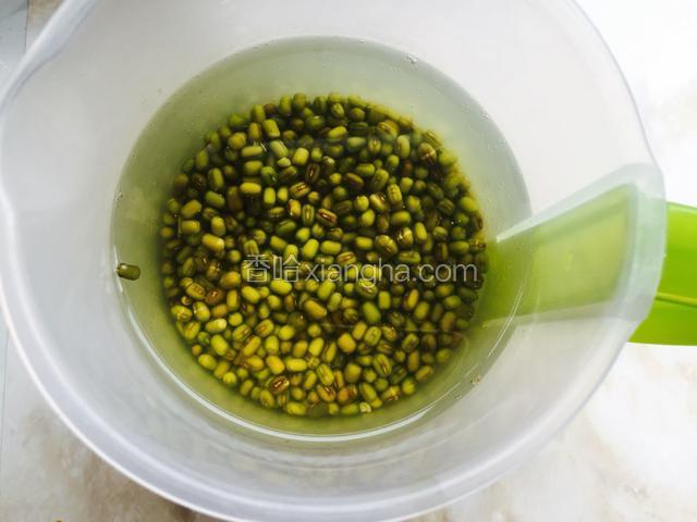 绿豆提前泡发。