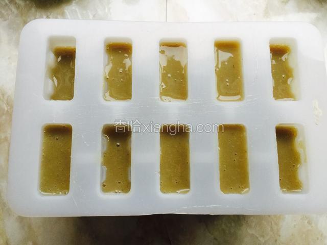把放凉的豆浆倒入冰棍模具中。