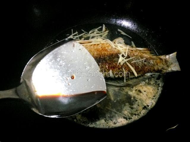 加入适量清水、放白糖、酱油、盐、料酒、中火煮