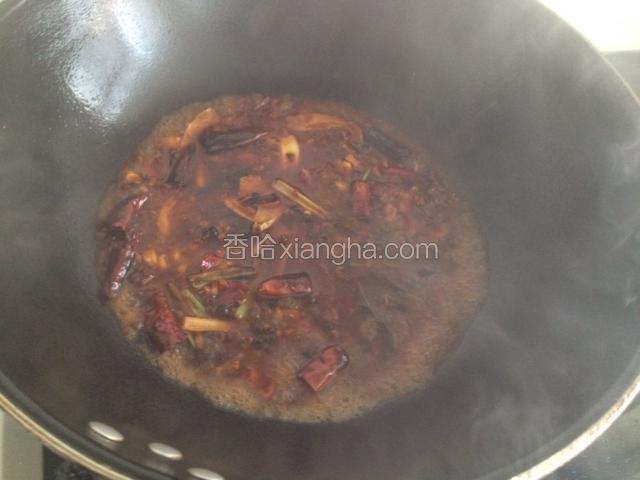 倒入一大勺豆瓣酱，炒出红油后倒入料酒