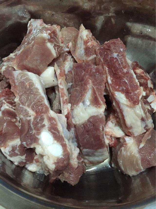 准备猪肋排洗净切成小块