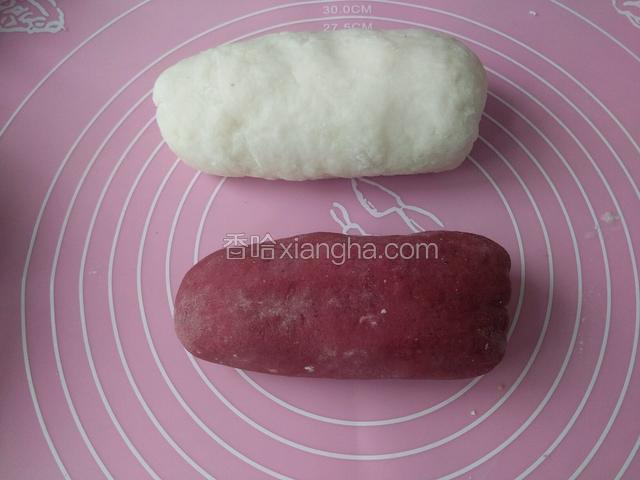 把土豆淀粉里加开水，用筷子搅成絮状，稍晾凉点，用手揉成松软的面团。盖上干净的湿布饧一会。（我又和块红色面团，这个红色饺子没拍照片）