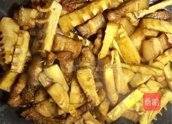 五花肉炖鲜竹笋的做法图解4