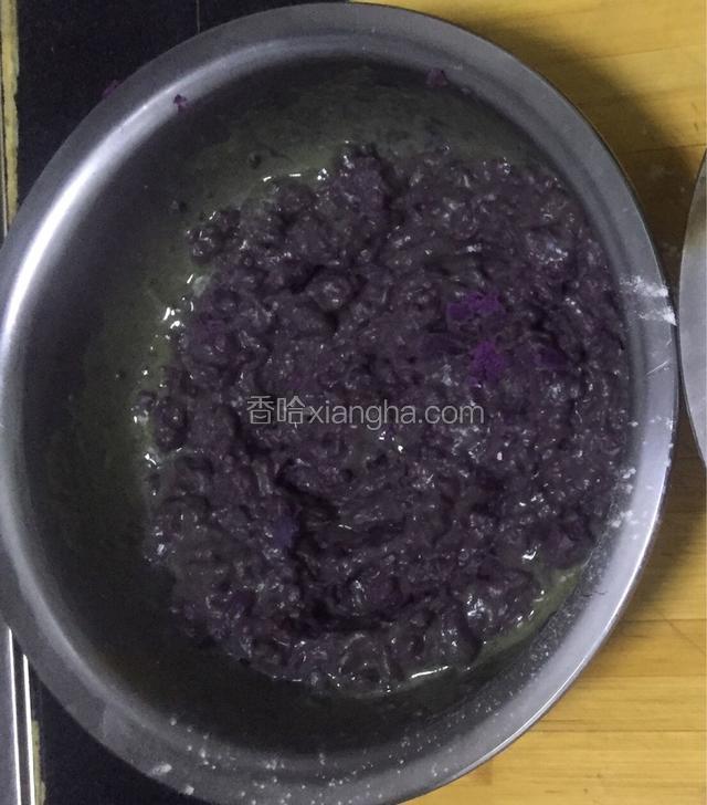 蒸好取出用手捏成泥