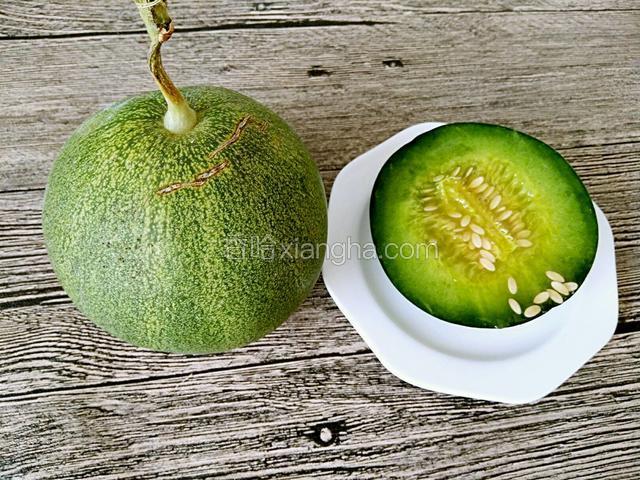 绿甜瓜洗干净，切开看又甜又绿又营养