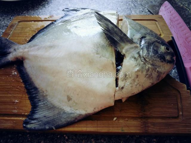 武昌鱼去头去尾，中间的肉片下来。