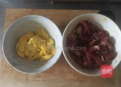 笨鸡蛋黑椒牛肉炒福建米粉的做法图解2