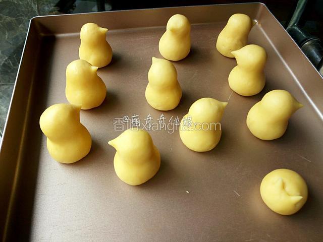 然后捏出小鸡形状，上小下大类似葫芦的样子作为小鸡的头和身体，并在头部捏出一个尖角当小鸡的嘴巴。依次完成其他的。
或者发挥自己的想象力整形成小兔子啊小乌龟啊之类的形状。