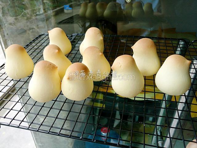 出炉后移至烤网冷却。