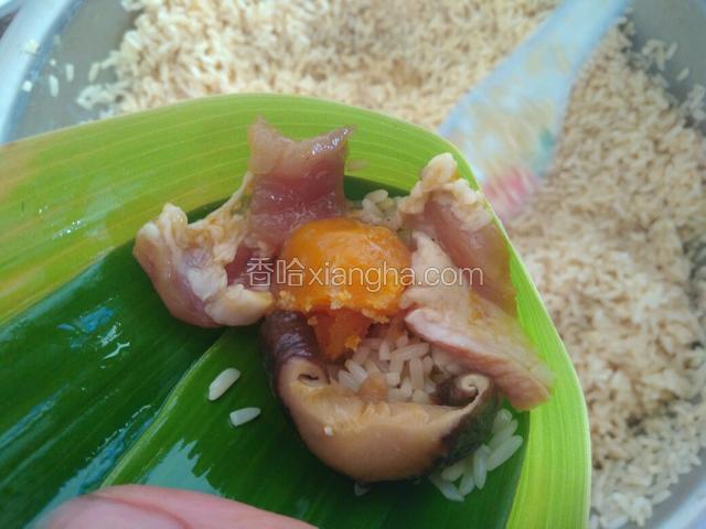 再放上一颗咸蛋黄、香菇、五花肉。喜欢的可以多放点，保证不露馅就好。