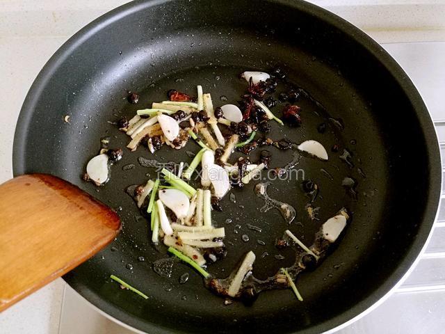煸炒出香味。