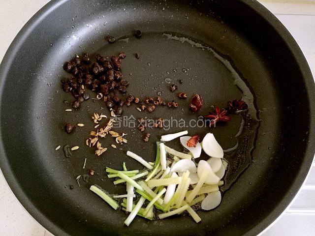 锅中留底油，放入切好的葱，姜，蒜，八角，花椒，小茴香和豆豉。
