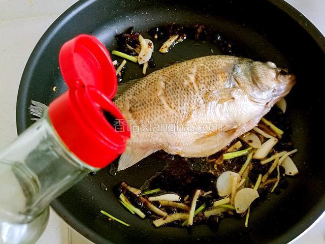 再加入醋和红烧酱油，烹出香味。