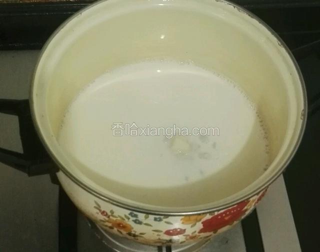 把牛奶，奶油和糖放入搪瓷锅开火烧煮