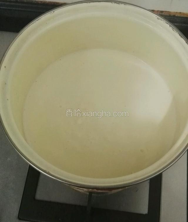烧煮到糖融化微沸，倒入淀粉牛奶液，快速搅拌