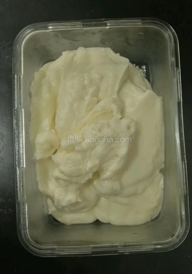 把奶糊用刮刀刮入容器