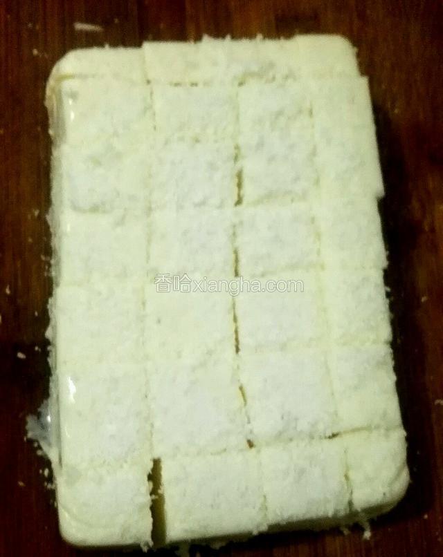 把成块的奶块切成小方块
